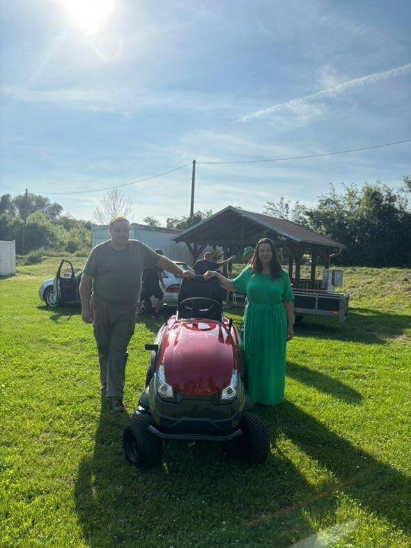 Obec Stradonice pořídila nový traktůrek na sekání a mulčování trávy.  Má multifunkční využití i na zimní měsíce