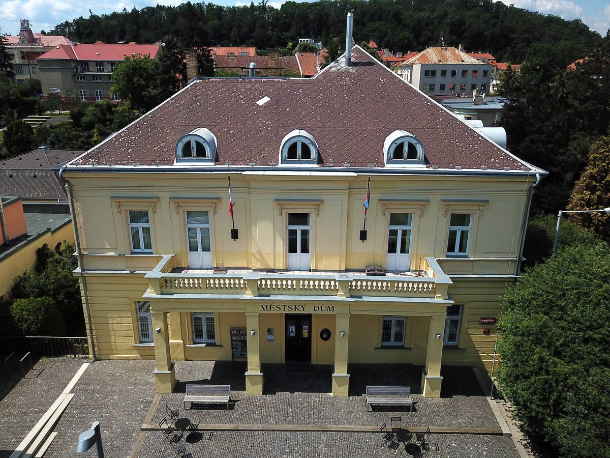 Vážení občané,  zveme vás na 16. řádné zasedání Zastupitelstva městské části Praha-Zbraslav, které se koná dnes, ve středu 18. 6. 2025 v 17.30 hodin v Městském domě, U Malé řeky 3.  Odkaz na online přenos bude doplněn před začátkem jednání. Pozvánka a program Materiály pro jednání