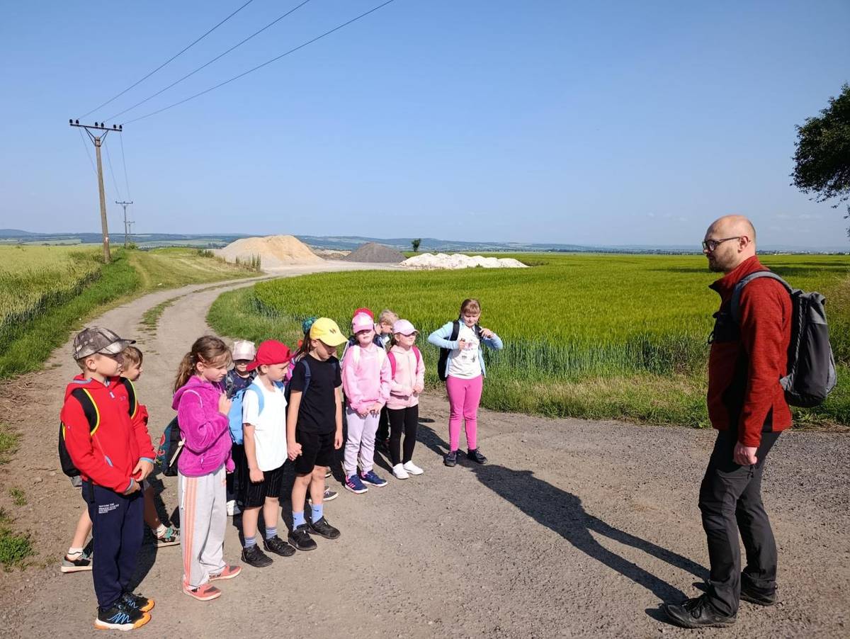 Druhá třída si užila krásný den v Lázních Skalka – prošli jsme se k jezírkům, dali si něco dobrého a den zakončili přespáním ve škole.