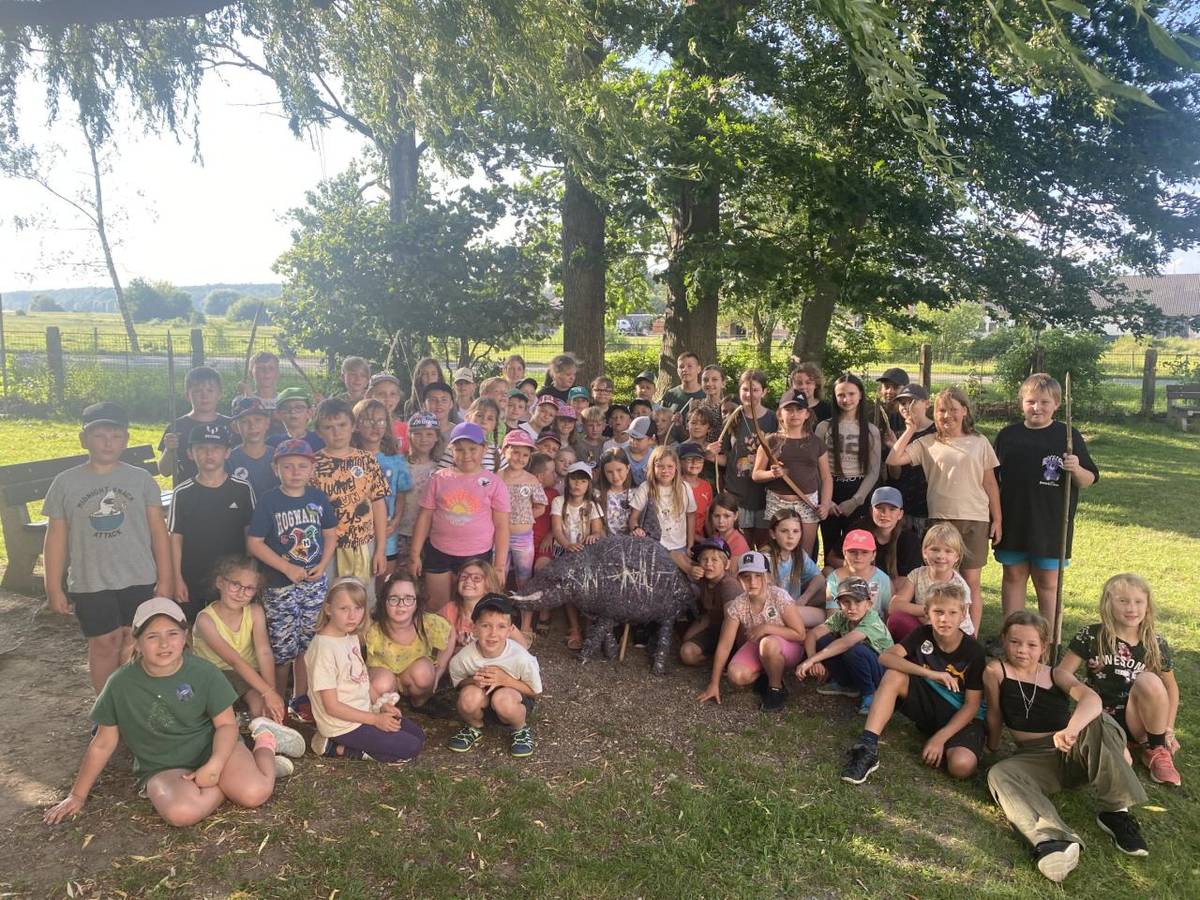 V podvečer 19. června 2025 se naše překrásně upravené fotbalové hřiště proměnilo v pravěkou krajinu plnou nástrah a boje o přežití. Žáci 5. třídy si pro své mladší kamarády z 1. – 4. třídy připravili 16 zajímavých stanovišť a film s pravěkou tematikou.