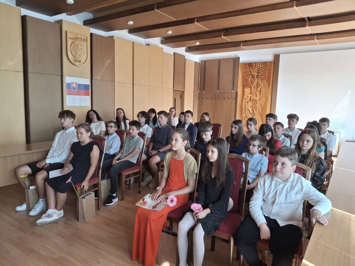 V priestoroch Mestského úradu sa dnes uskutočnilo slávnostné oceňovanie žiakov zo ZŠ na Ul. E. Lániho, ZŠ na Ul. Mieru a Súkromnej ZŠ Hlboké nad Váhom, ktorí v školskom roku 2024/2025 dosiahli výnimočné úspechy v rôznych oblastiach, vo vedomostných súťažiach, športe, umení či iných spoločensky aktivitách. 🏆📚🎭⚽ Títo žiaci sú dôkazom, že v našom regióne vyrastajú šikovné, cieľavedomé a talentované deti. Poďakovanie patrí aj pedagógom a rodičom, ktorí ich na tejto ceste sprevádzajú. 💚