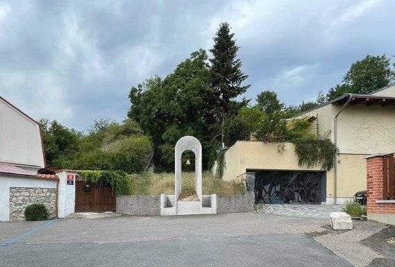 Novou zvoničku nechá v Hlubočepích vybudovat pátá městská část. Práce se ujme společnost KyraStav, která zvítězila ve výběrovém řízení, jež na jaře vypsala smíchovská radnice. Nové dílo poblíž ulice Ke Hřbitovu má odkazovat na bohatou historii této části metropole a podpořit zdejší komunitní život. Projekt proto počítá i s úpravou veřejného prostoru a vybudováním nového místa pro setkávání místních. Právě z jejich iniciativy nápad vzešel. Více informací najdete v článku na stránkách MČ Praha 5. Vizualizace nové zvoničky v Hlubočepích: