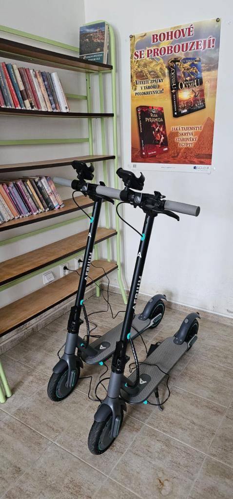 Vážení občané,  dovolujeme si Vás informovat, že v obecní knihovně jsou nyní k dispozici koloběžky k zapůjčení.  Zapůjčení probíhá přímo v knihovně v rámci její otevírací doby nebo po telefonické domluvě na čísle 731 497 760.