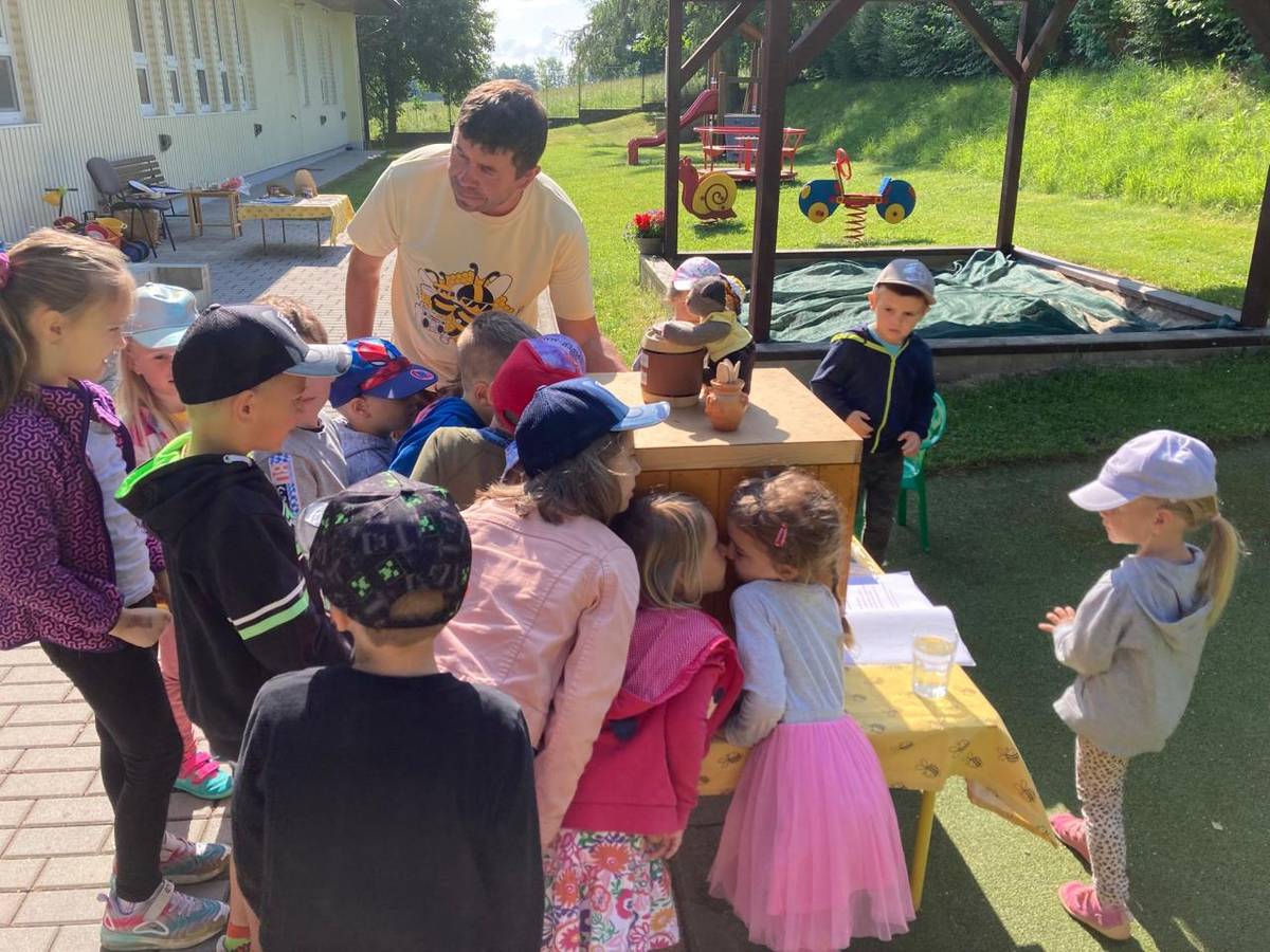 Včelí svět = přednáška s ukázkou a hlavně i s ochutnávkou.