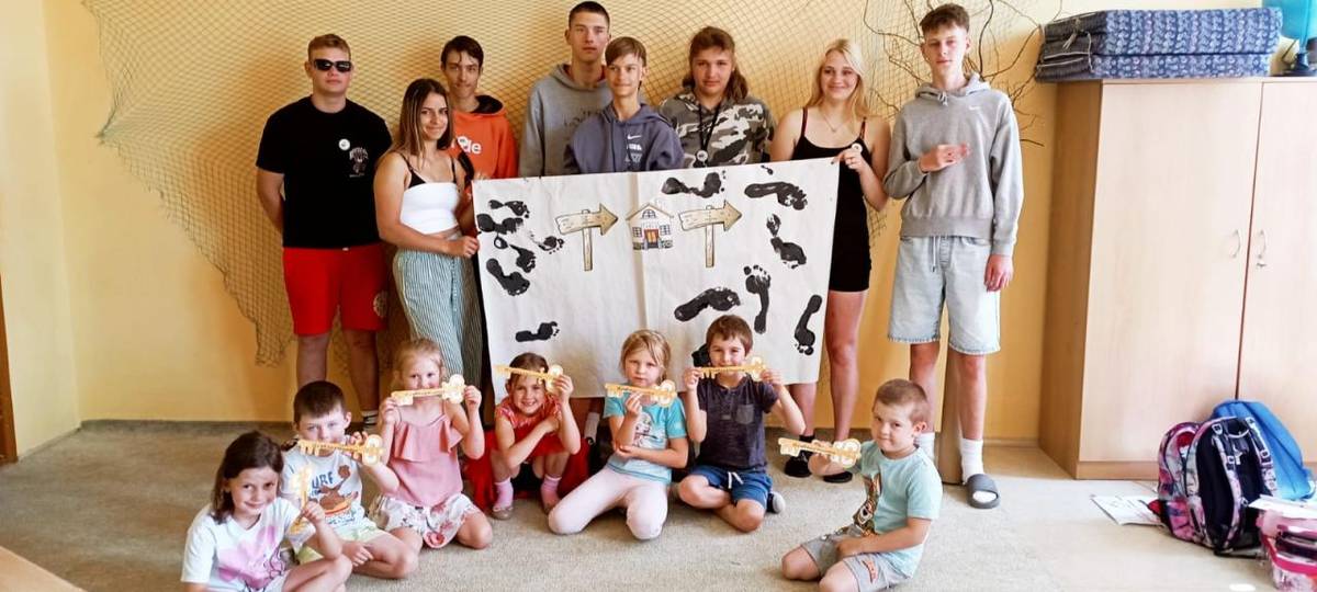 Předškoláčci dnes prožili dobrodružné dopoledne ve škole. Naši deváťáci jim byli průvodci a úžasnými společníky.  Společně plnili úkoly, které všechny přivedly ke klíči od školy.