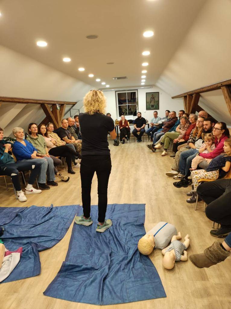 7.2.2025 v komunitním centru proběhl kurz první pomoci.  Během více jak dvou hodin se více jak 30 účastníků naučilo základy první pomoci a sami si vyzkoušeli resuscitaci na modelech.