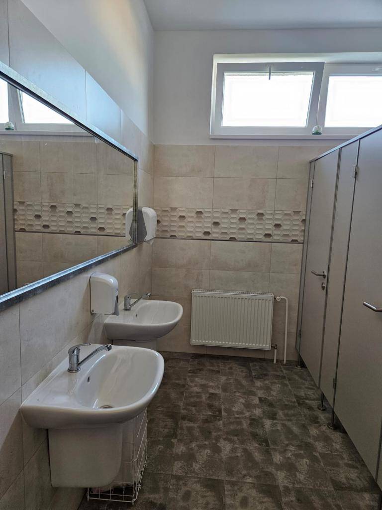 Žiadateľ:          Obec Košúty  Kód výzvy:         MAS_033/7.4/4  Operačný program:  Program rozvoja vidieka SR 2014 - 2022  Výška NFP:         49 994,96 EUR   Kód žiadosti o NFP: NFP309070FNN6  Dátum realizácie:   03/2025– 05/2025