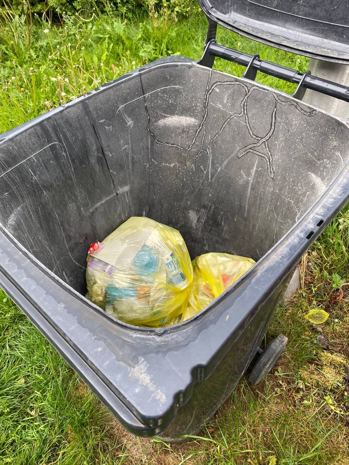 Důrazně žádáme občany i chalupáře, aby pri svozu popelnic neodevzdávali poloprázdné ani popelnice, které nejsou plné.