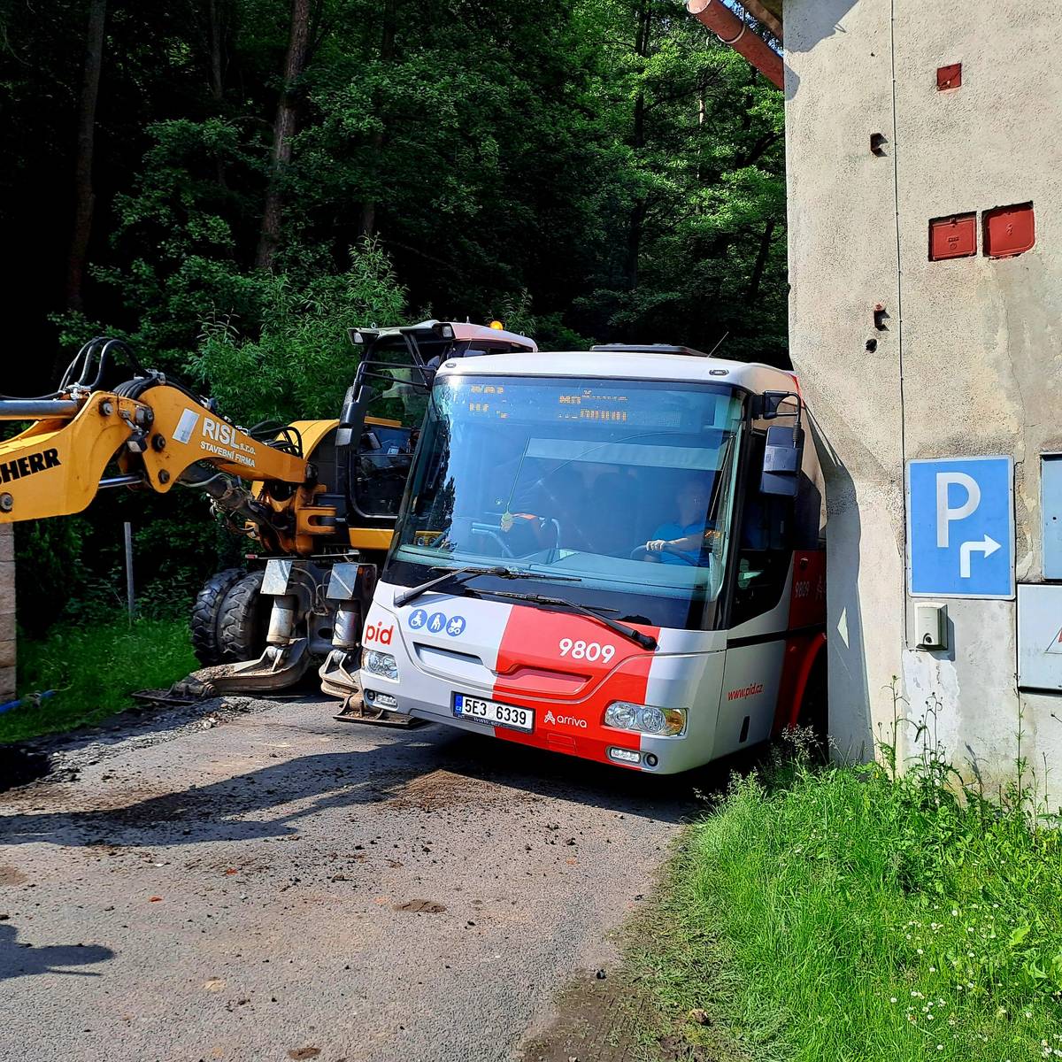 Důležité sdělení pro budoucí majitele vodovodních přípojek v rámci nově budovaného řadu ve Svatém Janu pod Skalou a v části Sedlce:  Na rozdíl od tištěné verze Zpravodaje, zde v připojeném souboru najdete v úvodním článku (Postup připojování, odst. 2) aktivní odkazy na webové stránky VaK Beroun, odkud si stáhnete formuláře "přihláška odběratele" a "objednávka zřízení odběrného místa". Tyto prosím vyplňte a vytištěné s vaším podpisem doručte během července na obecní úřad. Souběžně prosím pracujte na připravenosti vodoměrných šachet, popřípadě sklepů (kde je to s projektantem domluveno jako technicky možné).  V příštích týdnech vás bude kontaktovat pan stavbyvedoucí Vejvoda s nabídkou provedení nutných prací a dodávek od firmy RISL.   Chtěl bych také poděkovat za vaši trpělivost, s jakou snášíte zvýšenou prašnost a dopravní omezení v obci. Stavba zatím pokračuje poměrně rychle a je velká naděje, že na podzim bude hotovo!   V případě nejasností pište na ou@svatyjan.cz .  Zpráva pro šťastné současné majitele vodovodních přípojek: Ve středu 23.7. od 7 do 17 hodin proběhne odstávka vodojemu, zásobte se prosím dostatečným množstvím vody v předstihu.      Jiří Bouček