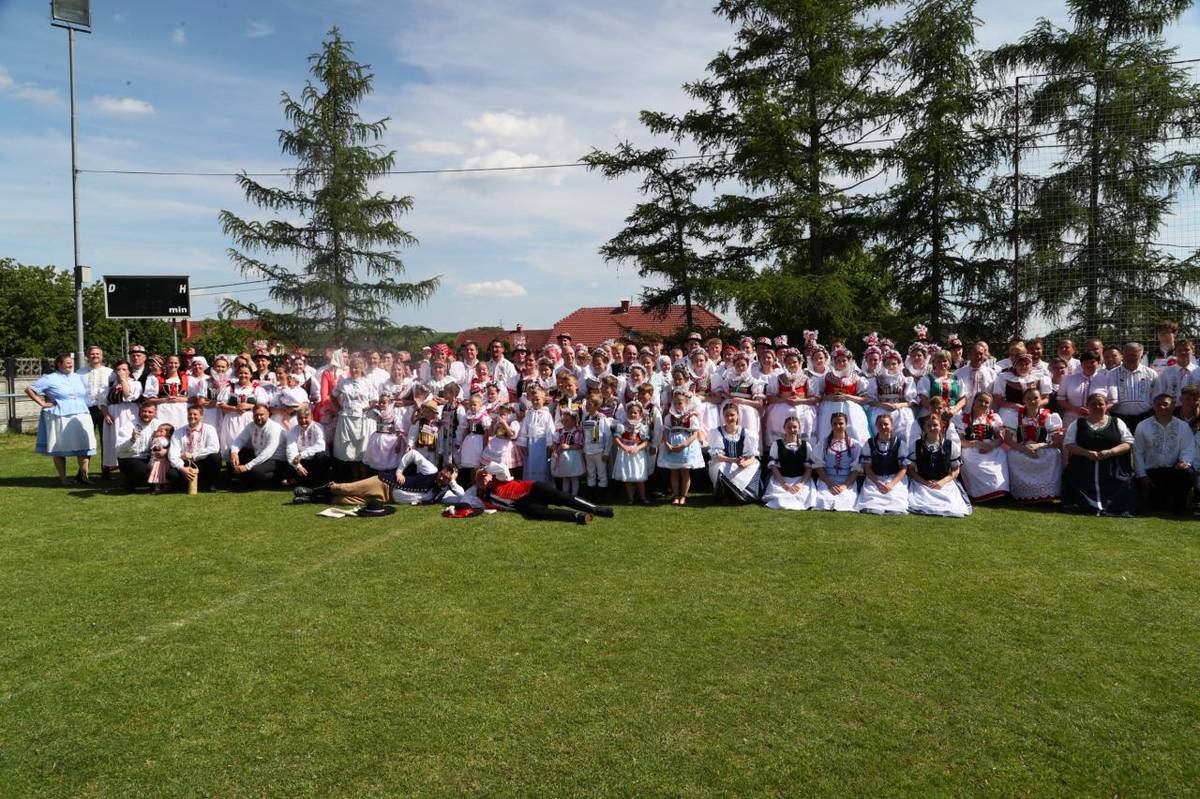 Den obce s předtančením Moravské besedy. Při ní se podařilo dosáhnout rekordu v počtu krojovaných tanečníků - 483.