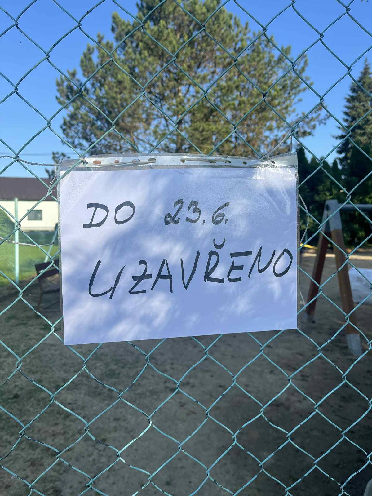 Vážení občané obce Rybníček, Chtěl bych vás informovat, že z důvodu instalace nového herního prvku bude naše dětské hřiště uzavřeno do 23. června 2025. Je potřeba, aby betonové patky pro nový herní prvek řádně zatvrdly, což je klíčové pro bezpečnost našich dětí. Děkujeme vám za pochopení a trpělivost. Věříme, že se nový prvek stane oblíbenou atrakcí pro všechny malé obyvatele Rybníčku. S pozdravem, Martin Kolařík-starosta obce Rybníček