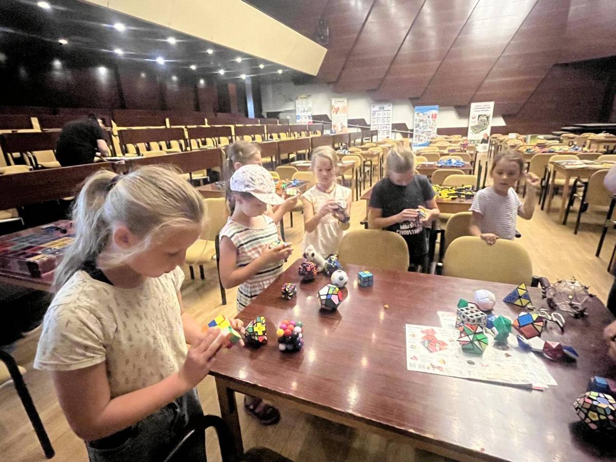 S dětmi z 1.třídy jsme navštívili putovní výstavu IQ Play, která nabízí širokou škálu her a hraček zaměřených na rozvoj logického myšlení, tvořivosti a smyslového vnímání. Děti si mohly vyzkoušet Montessori pomůcky, stavebnice, hlavolamy i různé logické hry.