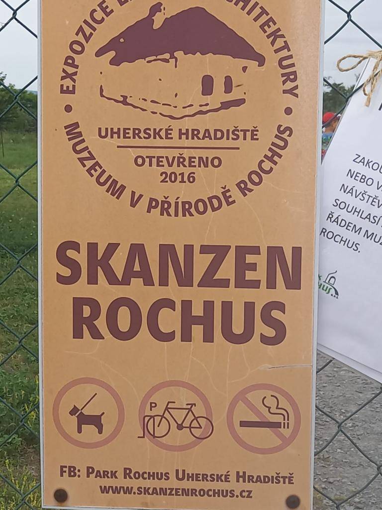 do přírodního muzea ,,SKANZEN ROCHUS" v Uherském Hradišti.    Výlet se nám vydařil. Děkujeme paním lektorkám za nové poznatky ze života včeliček a krásné zážitky.   Rádi se sem příště vrátíme.