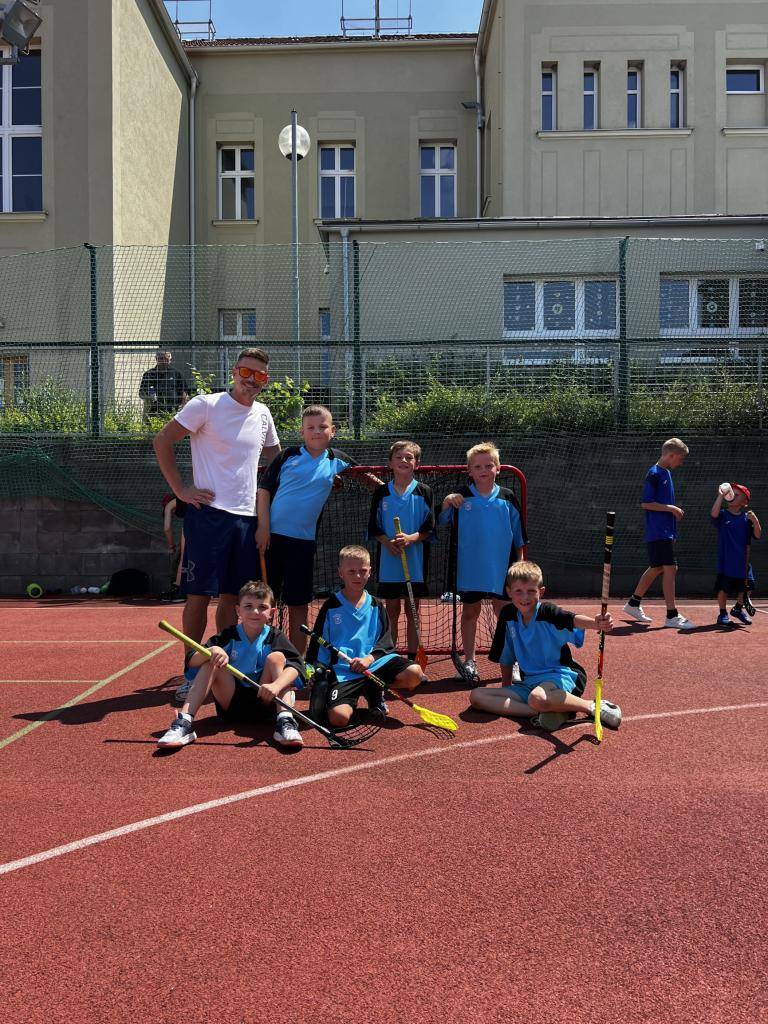 Florbalový turnaj v Chlumčanech zakončil naši sportovní sezónu – starší žáci vybojovali skvělé 2. místo, mladší získali cenné zkušenosti a 4. příčku.