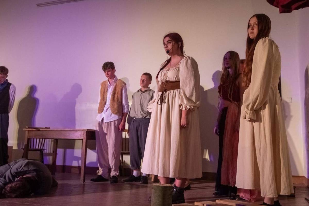 Pod režií paní učitelky Zaimlové vznikla skvělá inscenace. Současní a minulí žáci ve spolupráci s učiteli a dalšími herci nacvičili během roku Baladu pro banditu. Představení se velice povedlo. Každý rok je vystoupení lepší a lepší :)