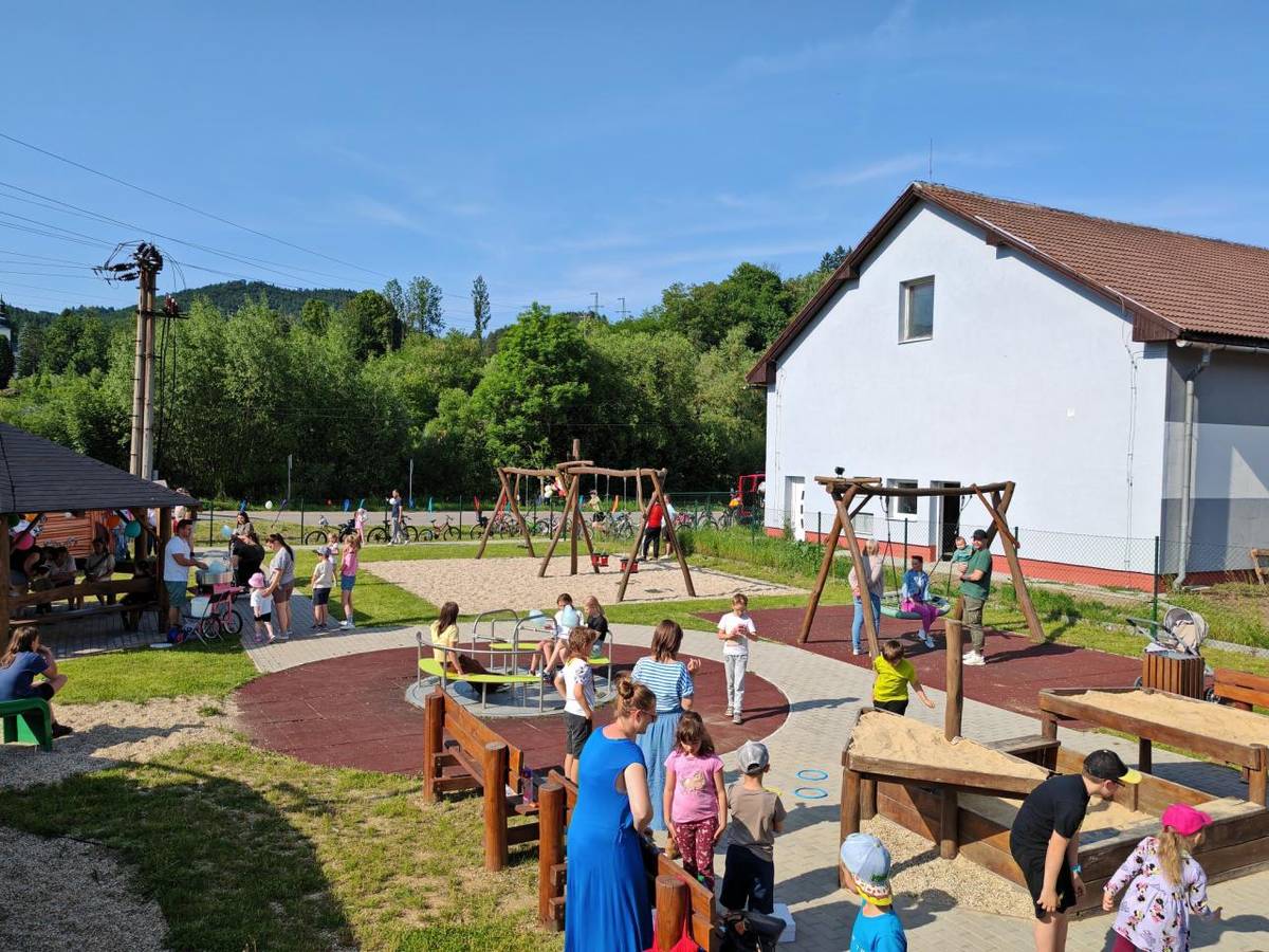 Dňa 13. júna si deti v obci Bziny pripomenuli svoj sviatok - Deň detí. Pre deti bola pripravená pirátska loď, sladká cukrová vata a zábavné aktivity. Súčasťou programu bola aj prehliadka hasičskej zbrojnice. Deti si mohli pozrieť hasičské auto.