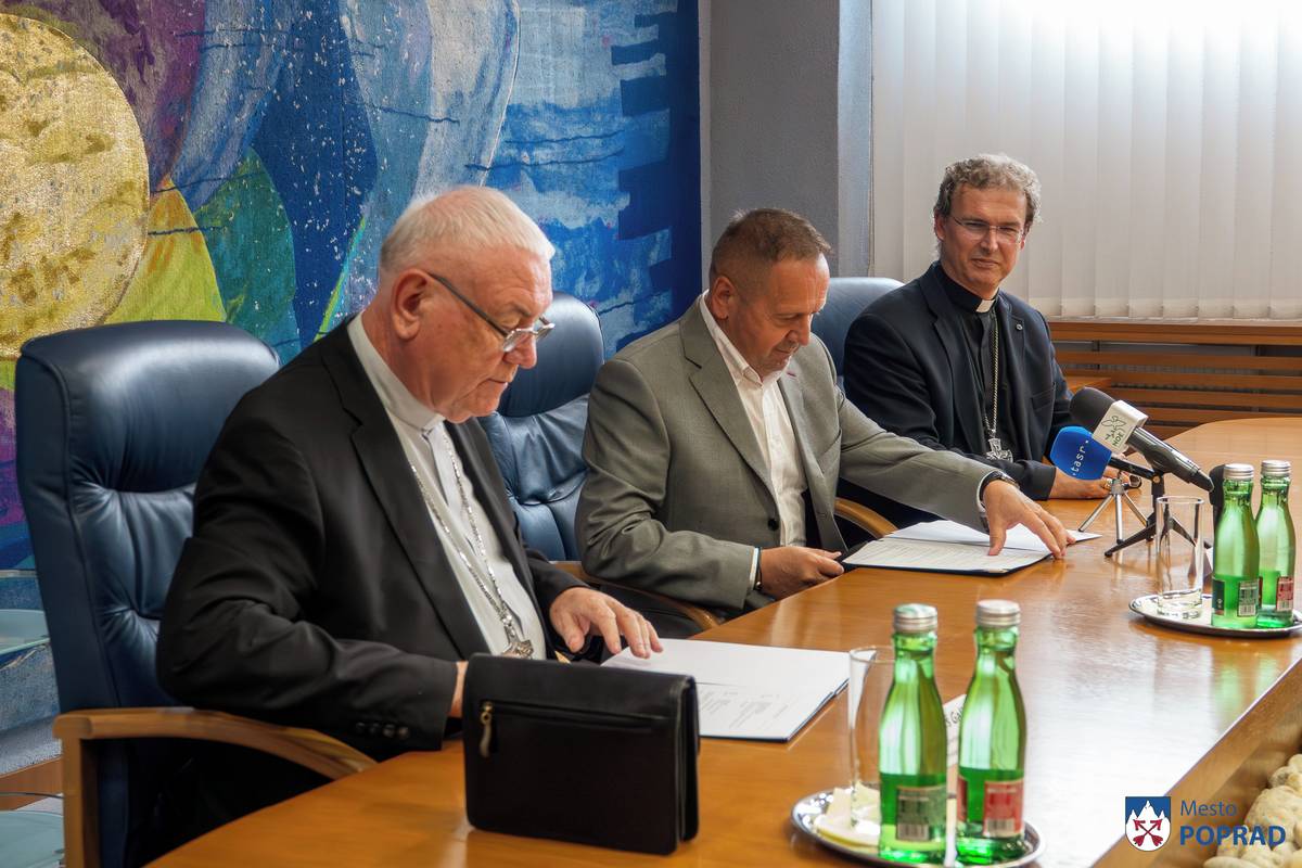 Dňa 17.6.2025 sa na Mestskom úrade v Poprade uskutočnilo podpísanie memoranda o spolupráci pri príprave a realizácii Národného stretnutia mládeže, ktoré sa práve v Poprade uskutoční v dňoch 31.7. - 2.8.2026.  Za mesto Poprad memorandum podpísal primátor Anton Danko, ktorý pri tejto príležitosti povedal:  „Je to pre mňa a pre mesto veľká česť a pocta, že sa u nás po 11 rokoch opäť uskutoční Národné stretnutie mládeže. Veľmi zodpovedne sme k tomu pristúpili už teraz. Poskytneme priestory, Arénu Poprad, pozemky pred arénou, ubytovacie kapacity v telocvičniach a pomôžeme aj čo sa týka logistiky so všetkým, čo budú organizátori potrebovať.“  Za konferenciu biskupov Slovenska memorandum podpísal žilinský biskup Tomáš Galis, ktorý je zároveň predsedom Rady pre mládež a univerzity KBS.  „Poprad je dopravný uzol pod Tatrami. Je tu aj železničný uzol, dostanete sa sem vlakmi, je tu diaľnica, je tu aj letisko a tiež nádherná príroda. Spišská diecéza ponúkla ako miesto Stretnutia mládeže Poprad a Konferencia biskupov Slovenska túto ponuku prijala a odobrila, čomu som veľmi rád, pretože sa to zároveň spája s jubileom 250. výročia založenia Spišskej diecézy. Pre nás je to sviatok viery mladých, ktorí sú nielen našou budúcnosťou ale už aj našou prítomnosťou,“ dodal spišský diecézny biskup František Trstenský.  V lete 2026 sa v Poprade na Národnom stretnutí mládeže čakáva účasť niekoľkých tisícok mladých ľudí z celého Slovenska.