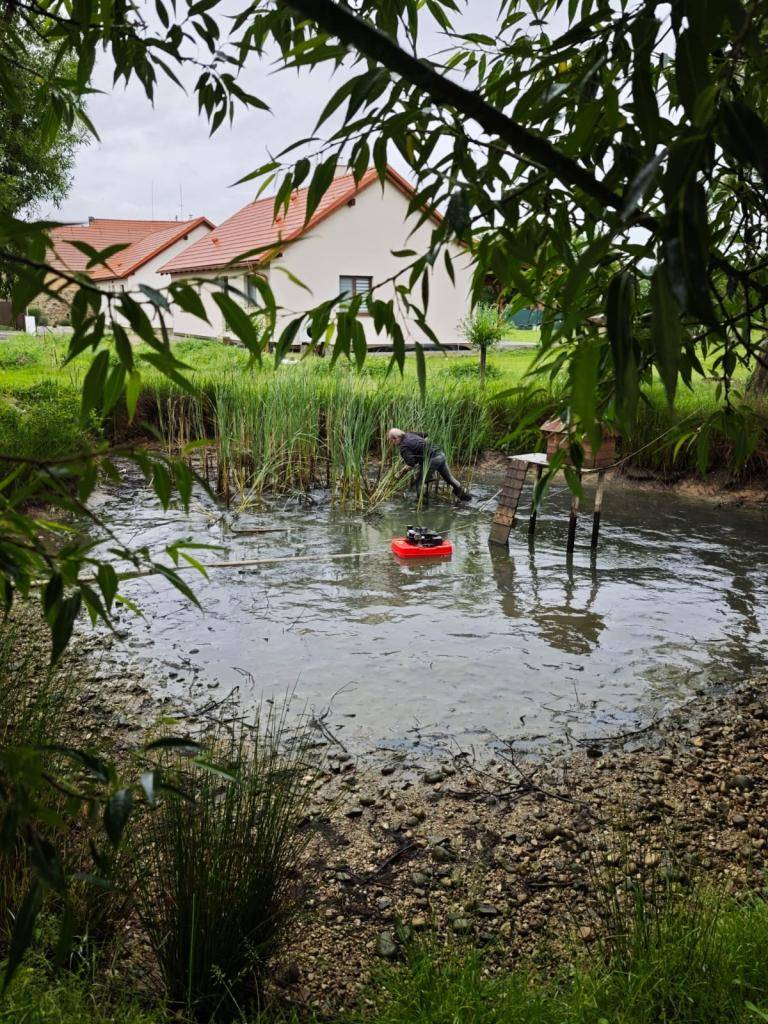 Všem, kdo se na výlovu rybníčku V Lužánkách podíleli, a pomohli tak se zarybněním obnoveného návesního rybníka, patří velké poděkování.