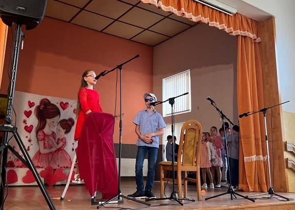 Mesiac Máj je venovaný našim drahým mamám.   Tradične Obec Torysa v spolupráci so Základnou a materskou školou Torysa dňa 21. mája pripravila pre naše mamky a babky milé posedenie v sále kultúrneho domu s bohatým kultúrnym programom, kde v hlavných rolách vystúpili ich deti a vnúčatá.