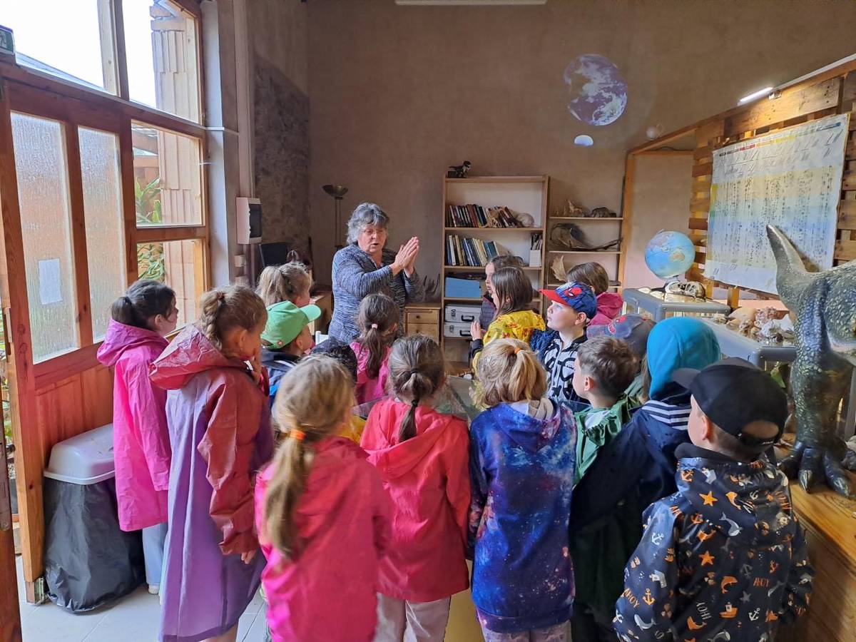 Žáci z 1. - 3. třídy se vydali na školní výlet do Roseče, do zábavního parku Fantazium. I když to zprvu vypadalo, že jim počasí výlet zkazí, děti se nedaly a celý den si báječně užily.