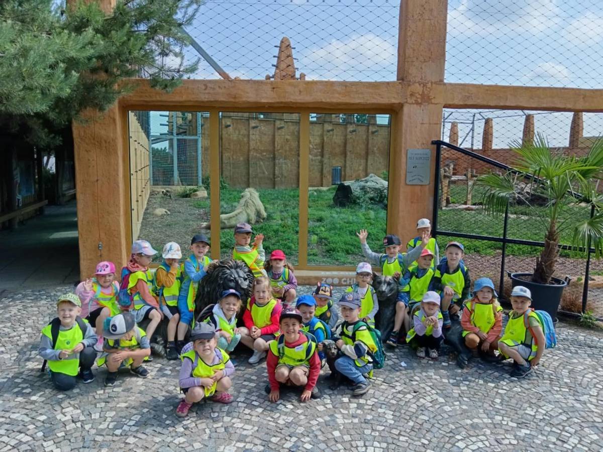 V úterý 17.6. jsme se vydali na výlet, který se nám moc vydařil. Připravený program se dětem moc líbil. Seznámili se s tím, jak některá zvířata žijí, co jedí. Mohly si pohladit hada Olíka, agamu a ježka. Na závěr si vyrobily hmyzí domečky.