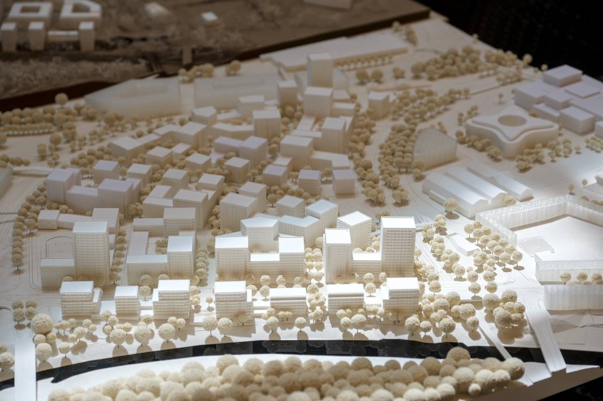 Architektonická soutěž na novou ostravskou čtvrť Žofinka má dva vítěze. Ve finále urbanisticko-architektonické soutěže na podobu nové čtvrti Žofinka v Ostravě porota ocenila dva návrhy jako rovnocenně kvalitní a udělila jim shodně první místo. O vítězství se tak dělí pražská kancelář Pavel Hnilička Architects+Planners a dánský atelier ADEPT, který se soutěže účastnil společně s českými kancelářemi atelierem.tečka, krajinářskými architekty VEN.KU architekti, studiem ohboi a dopravní kanceláří VECTURA Pardubice.  Cílem urbanisticko-architektonické soutěže bylo nalézt optimální urbanistické řešení pro novou čtvrť s převážně rezidenčním charakterem. Žofinka chce nabídnout kvalitní veřejná prostranství i architekturu, dostatek zeleně a širokou škálu bytů různých standardů pro obyvatele všech věkových skupin, s různými potřebami a ekonomickými možnostmi. Součástí nové čtvrti bude i občanská vybavenost, služby, obchody, mateřská a základní škola ale i pracovní příležitosti.  Výsledky soutěže 6. června oficiálně oznámili zástupci zadavatele společnosti Pod Žofinkou Holding společně s primátorem Ostravy Janem Dohnalem a náměstkyní primátora Lucií Baránkovou Vilamovou.  Soutěž se konala ve spolupráci mezi investorem, společností Pod Žofinkou Holding, a statutárním městem Ostrava. Další informace o soutěži jsou k dispozici na www.zofinka.cz.