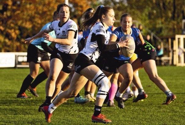 Dotací ve výši sto tisíc korun podpoří ve druhém pololetí letošního roku Praha 5 jednorázové sportovní akce konané na území městské části. Rozhodli o tom zastupitelé na úterní schůzi. Peníze obdrží sedm žadatelů, kteří uspořádají dvanáct akcí. Získá je například Šachový klub Smíchov na podzimní Šachové turnaje na Pětce, Dělnická tělovýchovná jednota Santoška, která chystá desátý ročník jednodenního turnaje v malé kopané Santoška Cup 2025. Podporu dostane též Mezinárodní ragbyový mládežnický turnaj PYRF pod hlavičkou Rugby Club Tatra Smíchov nebo Studio K Barrandov na pořádání tradiční sportovně společenské akce Sportovní akademie 2025, jež se zaměřuje na oživení kulturního života na sídlišti Barrandov. Dotační program Podpora jednorázových sportovních akcí na Praze 5 pro rok 2025 – II. kolo (červen–prosinec) schválila rada letos v březnu. Ilustrační snímek: autor Miloš Březina.