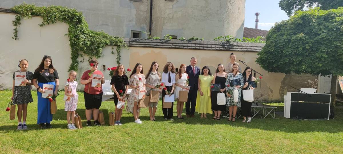 Krásne umelecké výkony, výnimočná atmosféra a k tomu vôňa kvitnúcich líp, tak vyzeralo slávnostné vyradenie absolventov ZUŠ Bytča, ktoré sa konalo včera 17.6.2025  v zámockom areáli. Žiaci ZUŠ Bytča predviedli svoje umenie v podobe estetických a nápaditých vystúpení a performance, ktoré boli dôkazom ich celoročnej práce a talentu. 🎨🎻 Počas podujatia boli absolventom udelené aj ocenenia za ich výnimočné výkony a úspechy. Atmosféra bola slávnostná, milá a plná emócií, presne taká, ako si záver školského roka zaslúži. 👏 Ďakujeme všetkým pedagógom, žiakom a rodičom za krásnu umeleckú sezónu!