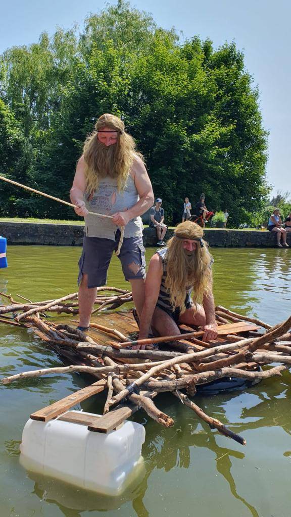 Soutěžily 4 přihlášená plavidla - Libuščin motýl, Hasičská káď, Trosečníci Jirka s Honzou a Bláznivá laboratoř pro lov duchů Milana s Johankou.