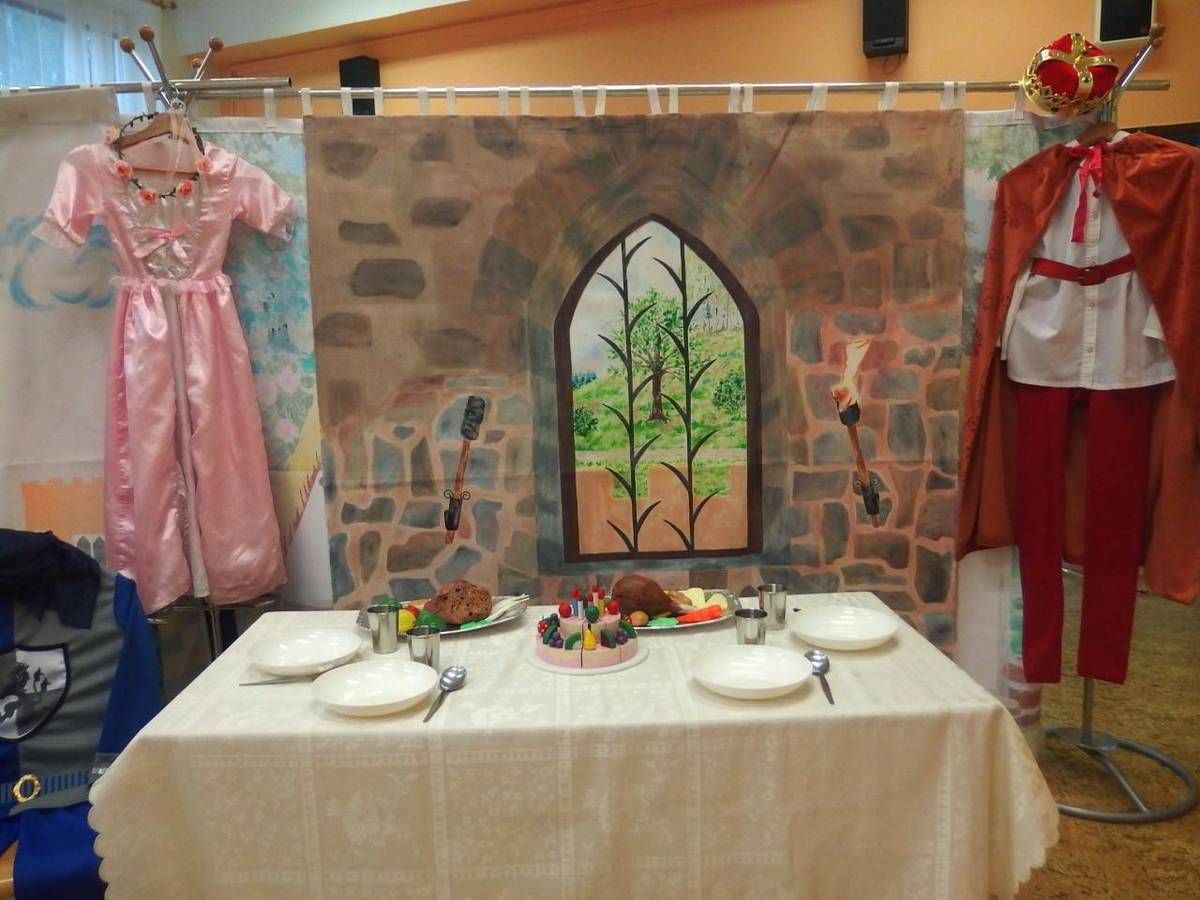 V rámci oslav 60. výročí otevření pavilonů ZŠ jsme ve školní družině připravili výstavu věnovanou desetileté historii divadelního kroužku. Návštěvníci si mohli prohlédnout originální kostýmy, rekvizity, ručně malované kulisy, fotogalerii a také shlédnout videozáznam z představení.