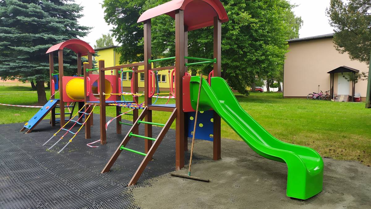 Na dětské hřiště u MŠ v Dolní Rožínce přibyl nový herní prvek vhodný pro děti do cca 8-10 let. Prosím, až do konce tohoto pracovního týdne (tedy do 27. června 2025) však na něj nenechte své děti či vnoučata vstupovat  - mohlo by dojít k poškození kotvení celé sestavy!