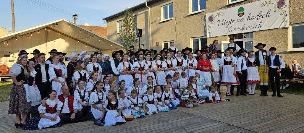 Dobrý den, dovolte mi prosím poděkovat všem, kteří se podíleli na přípravách a organizaci letošních hodových oslav. Především tedy naší krojované chase, která letos prvně pořádala i páteční hodovou zábavu a samozřejmě následně hlavní sobotní i nedělní program. Veliké poděkování ale patří i organizátorům pátečního fotbalového utkání „zralých“ pánů a dobrovolníkům z řad ostatních kotvrdovických spolků, kteří v sobotu a v neděli zajistili přípravu občerstvení. A veliký dík samozřejmě patří všem účinkujícím👏. Celková zpráva o konání letošních hodů bude brzy k nahlédnutí na webových stránkách obce v sekci zprávy z akcí. Budeme se těšit na hody v r. 2026, které se budou konat v termínu od 19. do 21. června🙂. L. Kratochvil