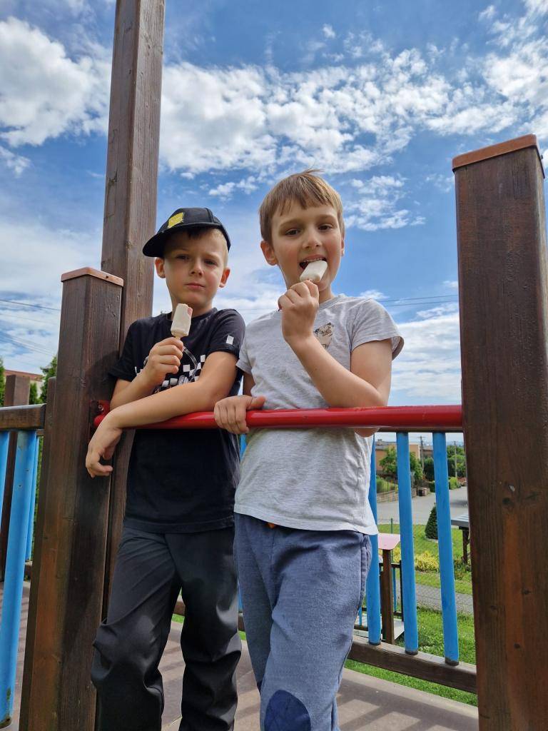 Na ,,Den dětí" děti dostaly sladký nanuk a zahrály si hry, které mají rádi.