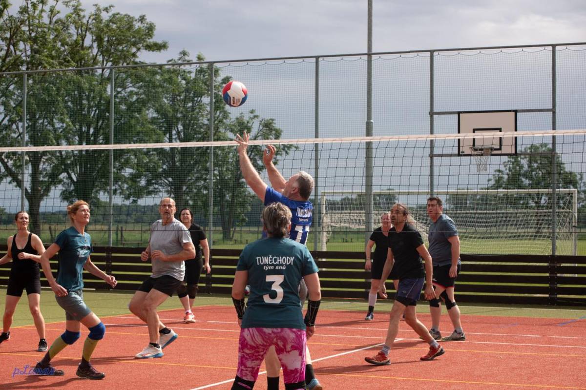 v sobotu 7.6.2025 se uskutečnil na tuněchodském hřišti  volejbalový turnaj, kterého se zúčastnilo 7 týmů. Tým z Chrasti, Slatiňan, Vejvanovic, Úhřetic, Rabštejnské Lhoty a dva týmy z Tuněchod.