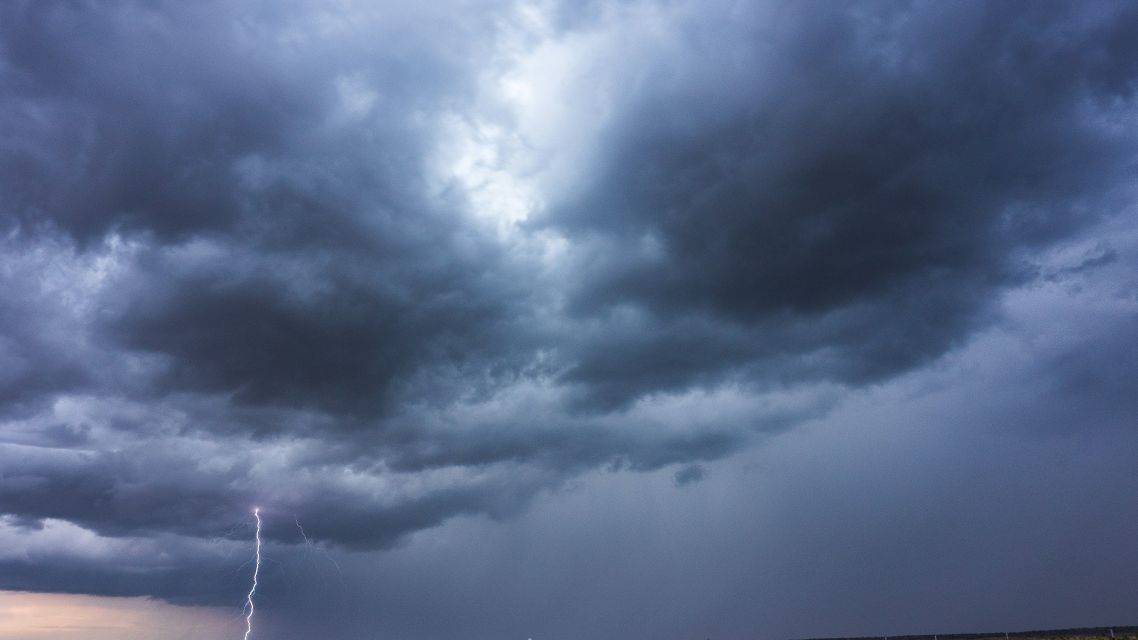 Upozorňujeme občanov na druhý stupeň výstrah pred vysokými teplotami aj búrkami.