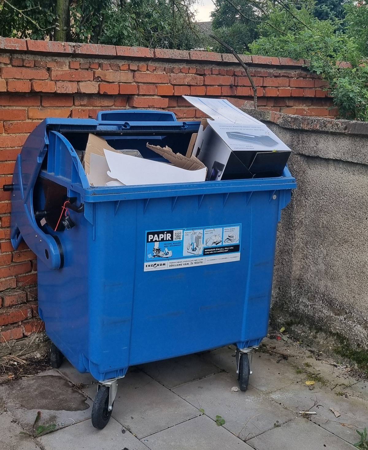 Sešlápni krabici, ať se netváří jako obr! Složených se jich do kontejneru vleze mnohem víc. Díky, že myslíš chytře! 📦🦶♻️