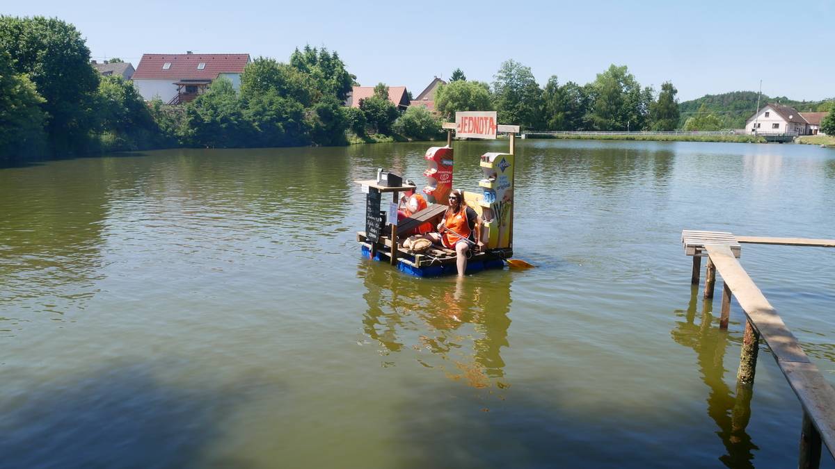 Tak nám to vyšlo. První letní den se přihlásil stylově počasím tak akorát pro naše Vrčeňské šplouchání. Plavidla byla opět roztodivná, soutěžilo se ostošest a hlavně byla pohoda. "A vo to hlavně de,ne?"řekl by klasik P.S. Vrčeňské šplouchání je organizačně kolektivní dílo, podílí se na něm zastupitelé, hasiči a Spolek Vrčeň. O úspěch se zasloužili všichni, kteří neváhají obětovat volný čas a staví plavidla. Ale sluší se připomenout, že někteří "neviditelní" mají zásluhu na zdárném průběhu. Takže za všechny díky aspoň Kubovi Heroutovi (za lávku), Jitce Kahounové, Mirce Veselé a Marušce Mírkové (za přípravu diplomů, cen, etc...), Lence Roušalové (za koordinaci). A samozřejmě klanu Chodorů za občerstvení všeho druhu...
