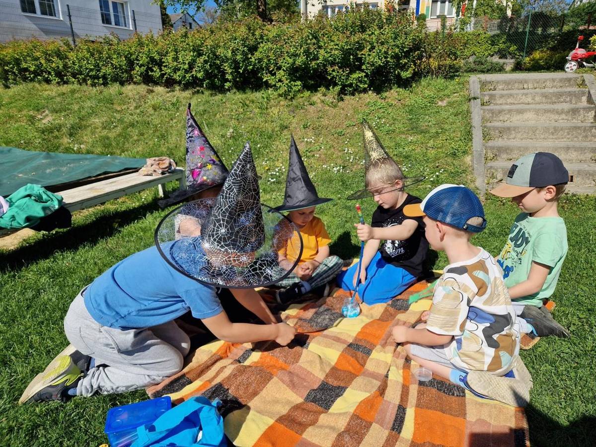 Děti si během čarodějnického dopoledne vyzkoušely vyrobit "Čarodějnický lektvar" - zdobení barevným papírem a třpytkami. Umíchat "Kouzelný slizu" - přidávání ingrediencí- třpytky, ozdoby, barvy, vyhledávat byliny k vaření lektvaru ve venkovní kuchyňce a zatančily si na čarodějnické písničky.
