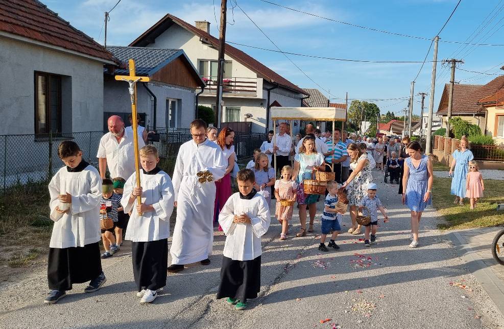 V sobotu 21.júna 2025 sa v obci Štvrtok historicky po prvýkrát uskutočnila slávnosť Najsvätejšieho Kristovho Tela a Krvi – Božie Telo.