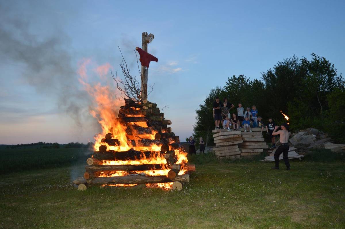 Soutěže pro děti a první využití skákacího hradu, opékání špekáčků a zapálení vatry