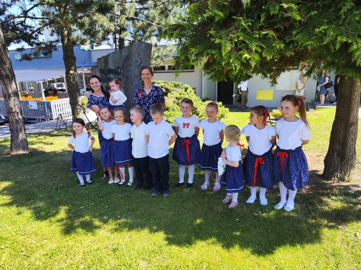 Téma ve kterém jsme dětem přiblížily život na vesnici, vrátily se s nimi ,,do minulosti"- ukázkou obrázků a videí a návštěvou ,,čavisovských babiček"- které dětem povídaly jaké to tady kdysi bylo. Některé starší děti namalovaly krásné obrázky naší kapličky a účastnily se vystoupení na akci ,,Rodác