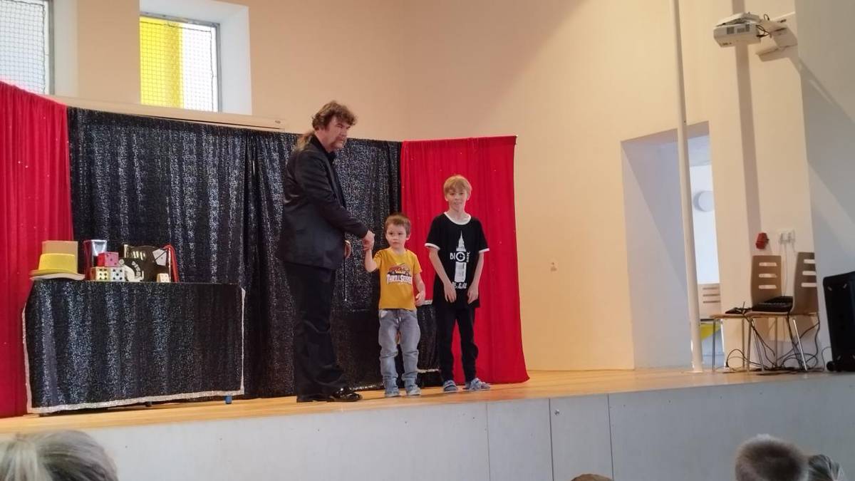 Ke Dni dětí k nám zavítal kouzelník.