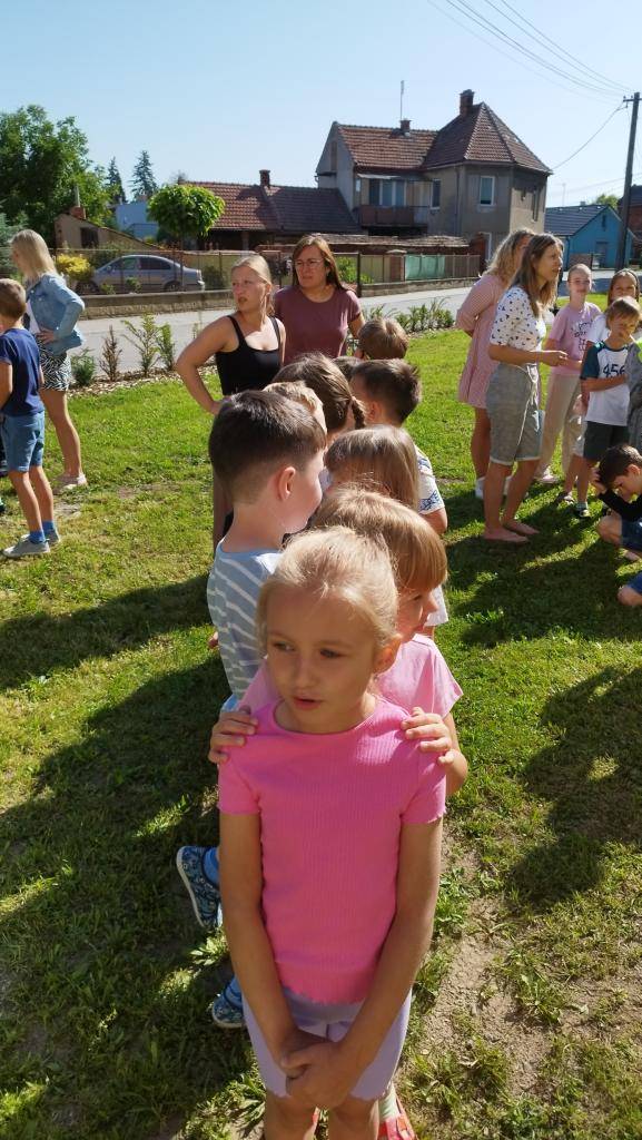 Projektový den s integrovaným záchranným systémem. Děti si vyzkoušely požární evakuaci.