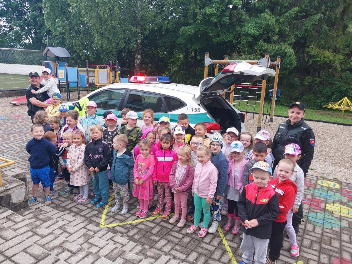 Záchrane zložky - Polícia oboznámili deti s preventívnym programom (dobré správanie, šikanovanie)