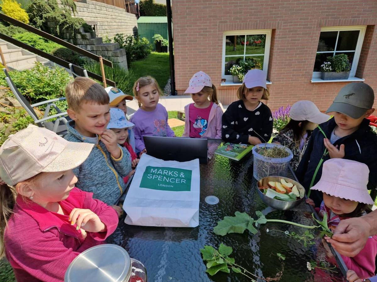 Jednou v pátek jsme se vydali na návštěvu k Terezce Abrlové na její rozmanitou zahradu plnou rostlin a zvířátek. Děti zjišťovaly co vše se skrývá v jejich zahradě. Tatínek Terky si připravil pro nás popis s ukázkou krmení a obydlí pro morčátka, veverky, ptactvo, ježka, netopýra a hmyzí domeček.