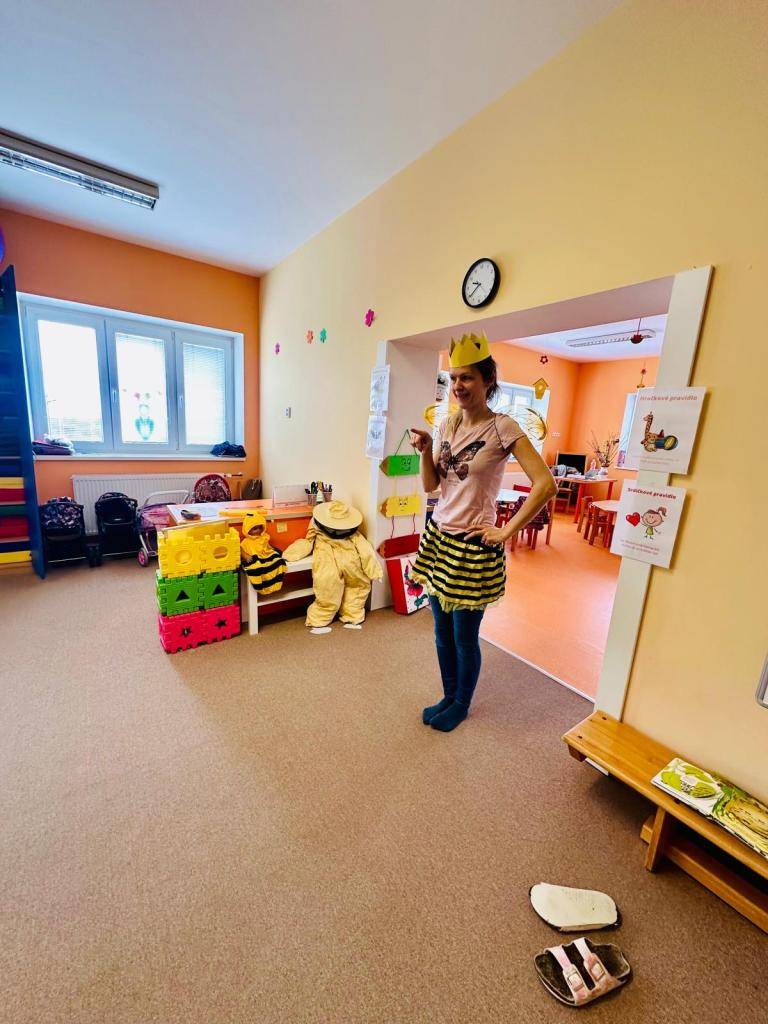 Děti se během tohoto tématu dověděly mnoho zajímavých informací o včelách, jak to vypadá v úlu, jaké probíhají včelí námluvy, kdo je trubec, dělnice, královna, jaké mají včelky úkoly, čím se živí, jak dlouho žijí a další zajímavosti.