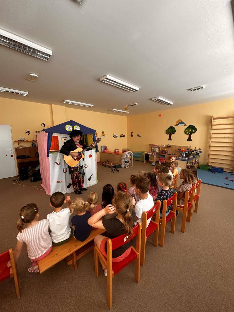 Poslední návštěva divadélka Smíšek, byla zábavná, zpěvná, veselá a vtipná. Doplnění divadelního představení o zpívané písničky a verše se moc dětem líbilo.