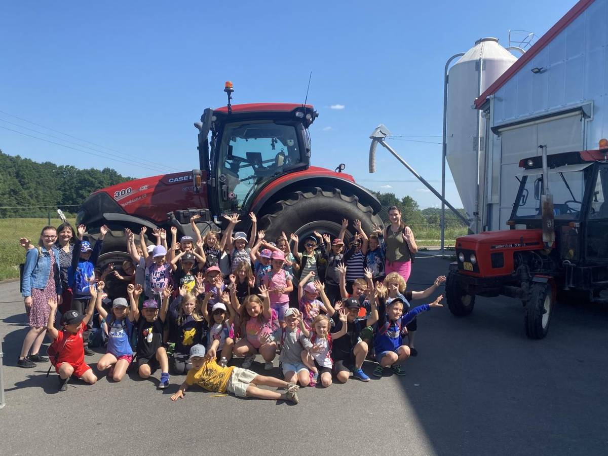 Žáci 1. a 2. třídy se v pátek vydali na nevšední výlet do Zemědělsko-obchodního družstva Němčice, konkrétně na farmu ve Chvalovicích. Čekal je den plný zážitků, nových poznatků a chutí.