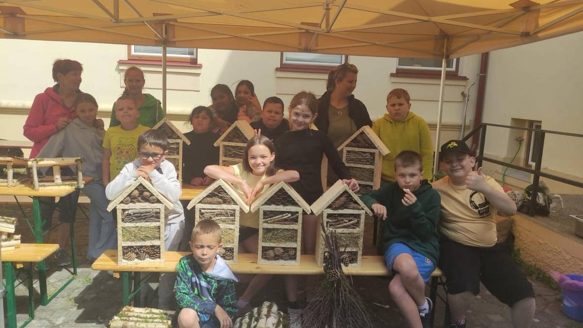 Pomáháme přírodě....2 slůvka, nezapomenutelný den ve škole, spolupráce a radost. Děkujeme za podporu Nadaci Ivana Dejmala, díky které se  mohl projekt uskutečnit.