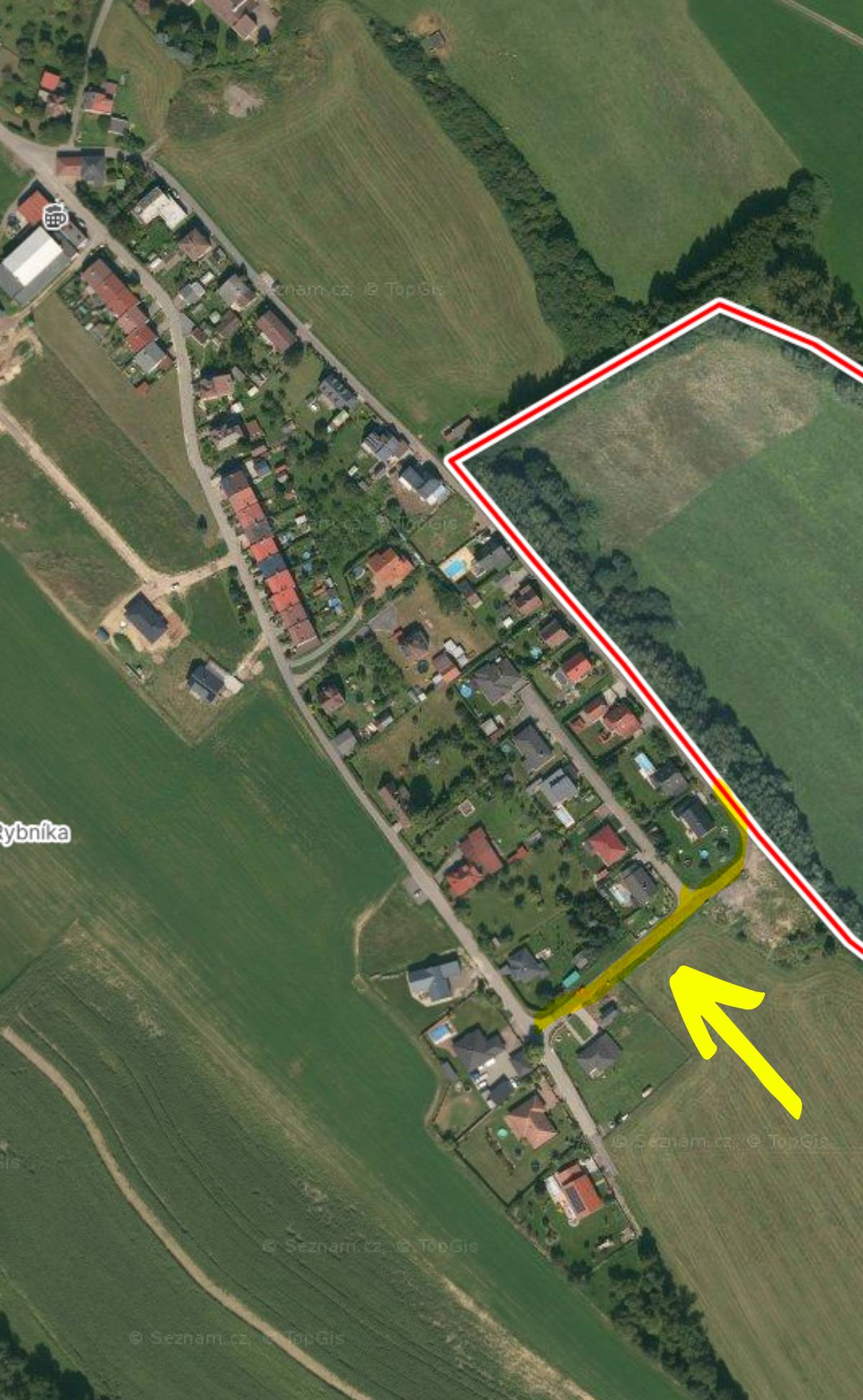 Vážení občané. Tento týden proběhne pokládání asfaltu na nové cyklostezce směrem do Kudowy-Zdrój 🚲😎. 👉 Současně bude také položen nový povrch na komunikaci v Kalabonu. Tato opravovaná komunikace je barevně vyznačena na přiložené mapě. V rámci možností vás tedy prosíme o trpělivost a také o maximální možné omezení průjezdu vyznačeným úsekem. Vlastníci nemovitostí, kteří mají bydliště podél opravované komunikace, mohou přímo na místě kontaktovat zaměstnance stavby. Děkujeme za pochopení. Obecní úřad Žďárky